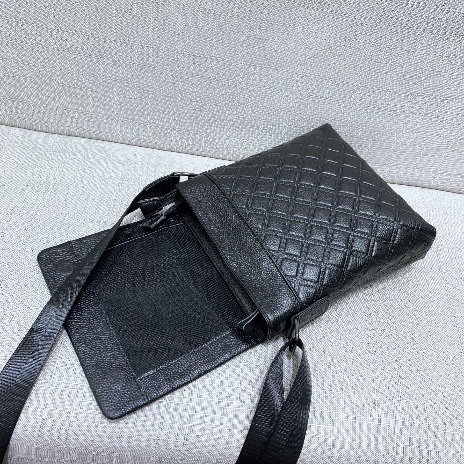 Túi Da Bò Thật Đeo Chéo Đựng IPad Classic Edition SBM189