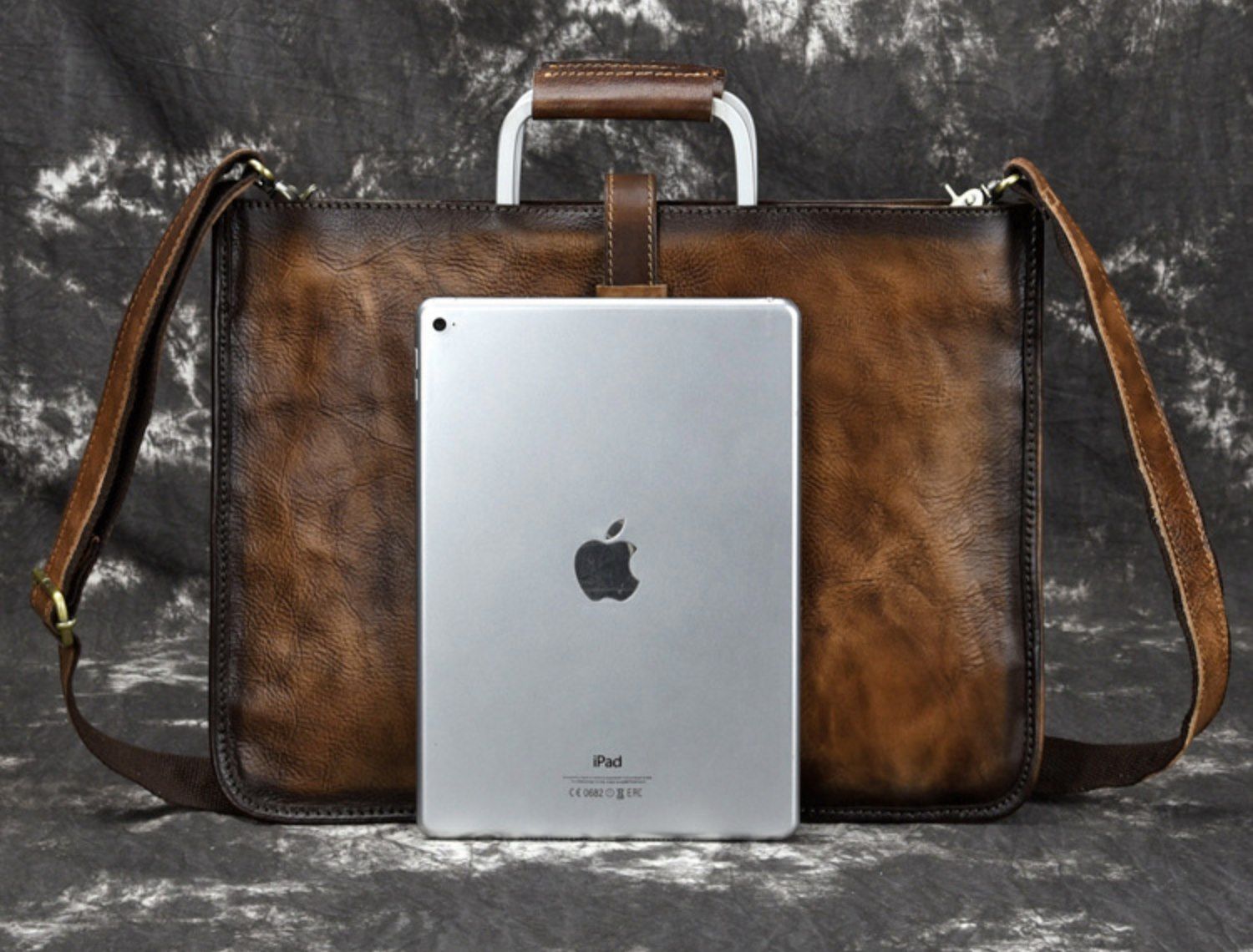 Cặp Da Bò VEG Italy Đeo Vai & Xách Tay chứa iPad Cho Dân Kinh Doanh Limited SBM170