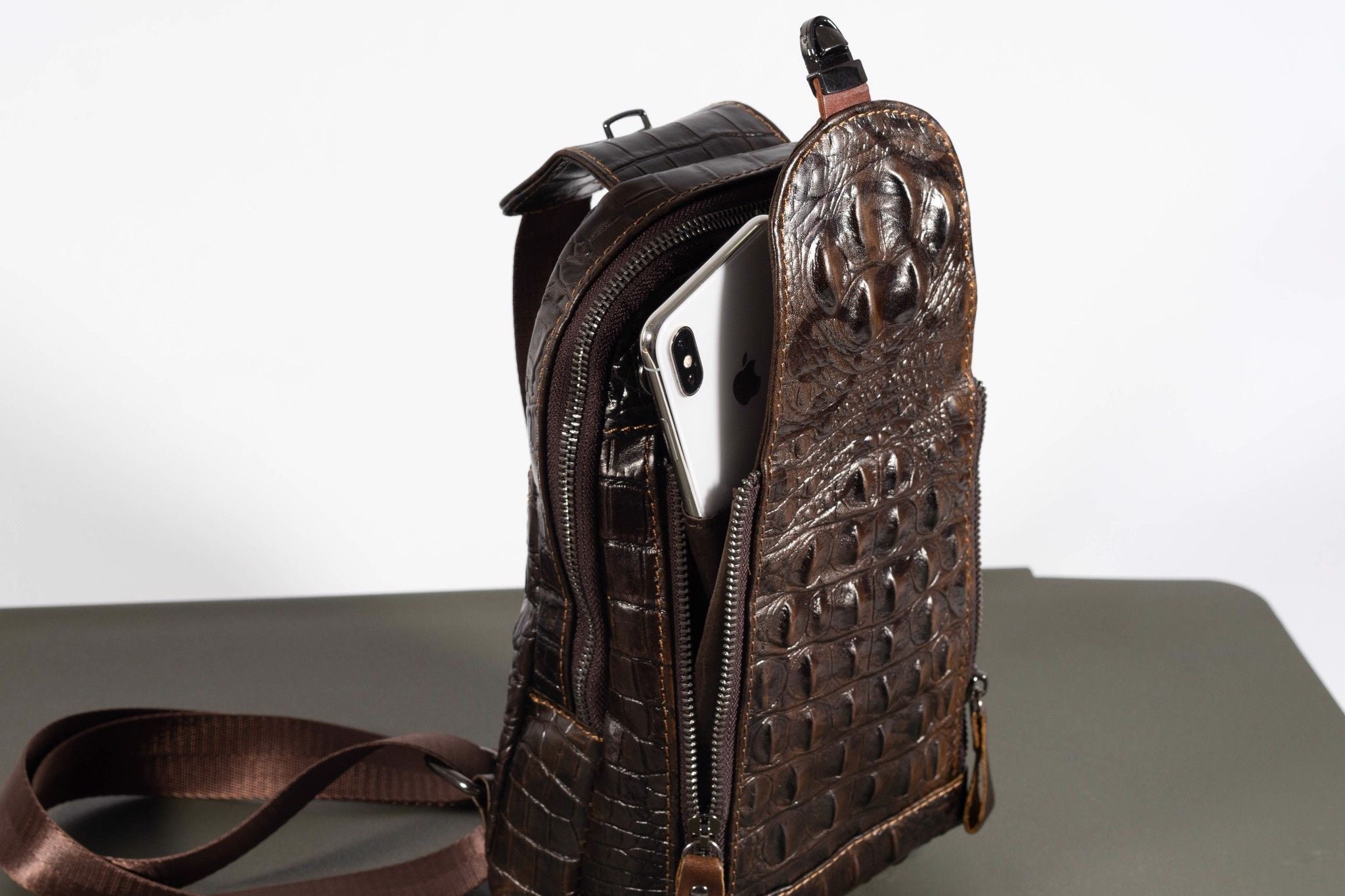 Túi Da Bò Thật đeo chéo Dập Vân Cá Sấu Berry & Ken RETRO - SBM111