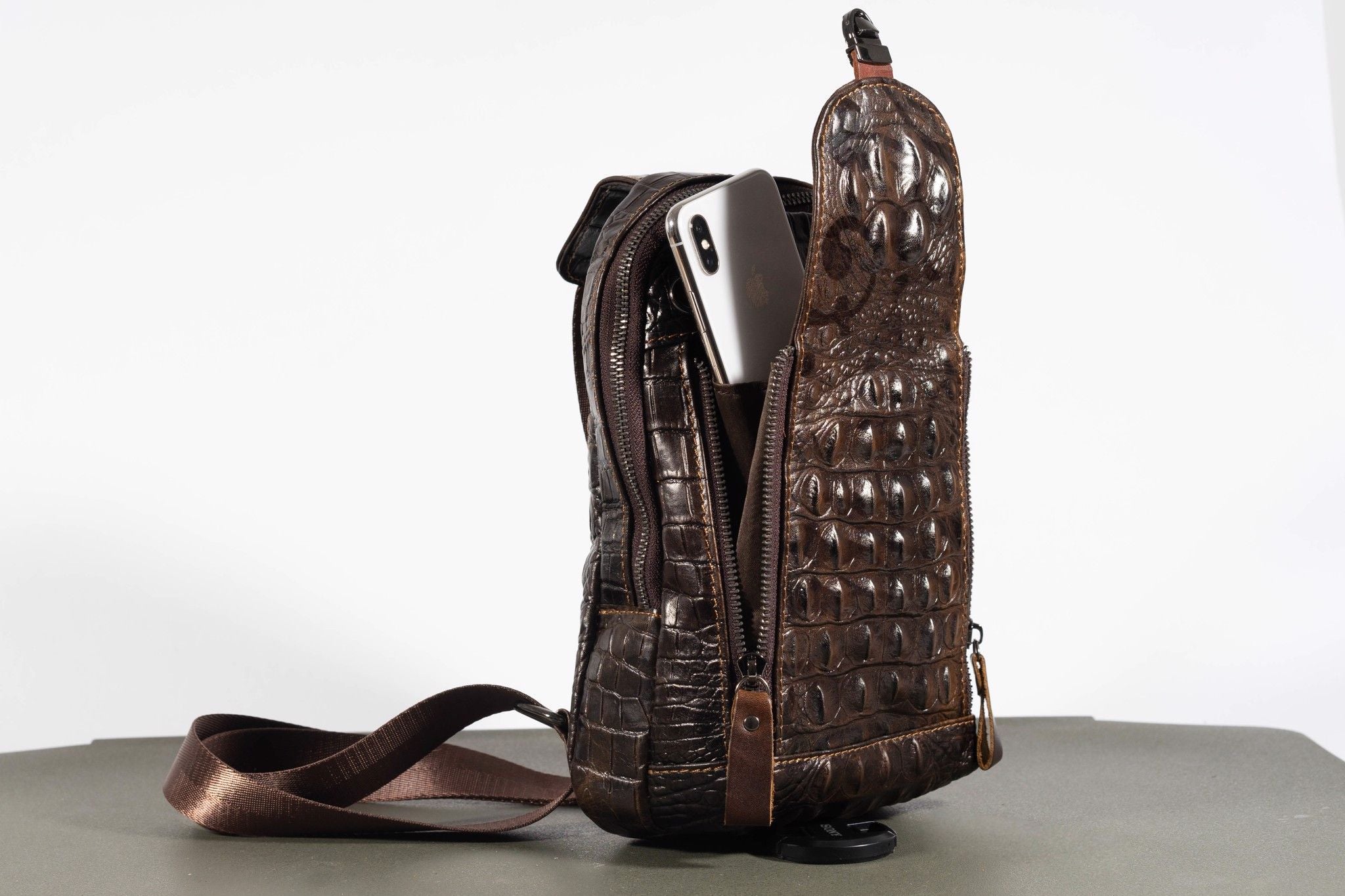 Túi Da Bò Thật đeo chéo Dập Vân Cá Sấu Berry & Ken RETRO - SBM111