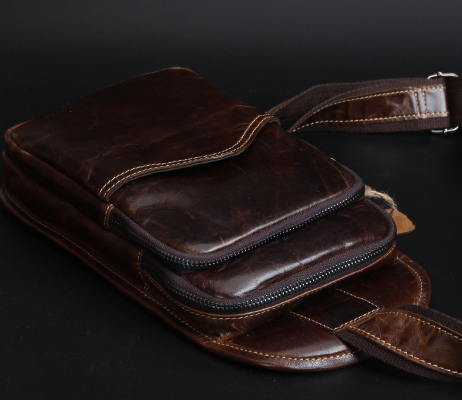 Túi da bò thật đeo chéo ngực Berry & Ken RETRO SBM122