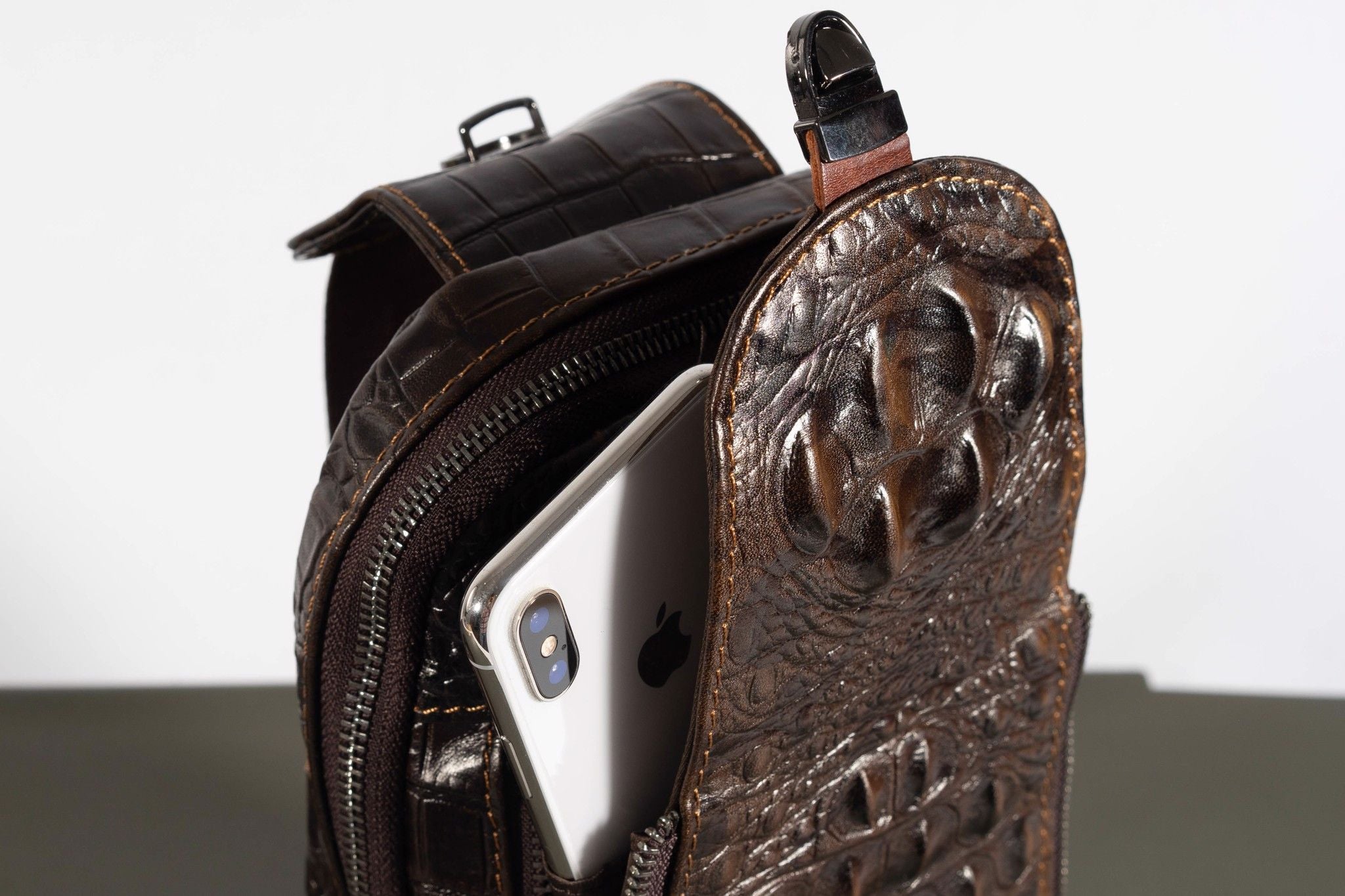 Túi Da Bò Thật đeo chéo Dập Vân Cá Sấu Berry & Ken RETRO - SBM111